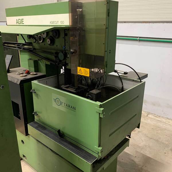 Četvoroosni žičani erozimat AGIE agiecut 100
Radne dimenzije:
X = 300 mm, Y = 200 mm, Z = 256 mm, debljina žice 0.3 mm

Gabariti komada koji se mogu staviti unutar mašine su:
810 x 580 x 250 mm, mase 200 kg

Pogodan za obradu metala.